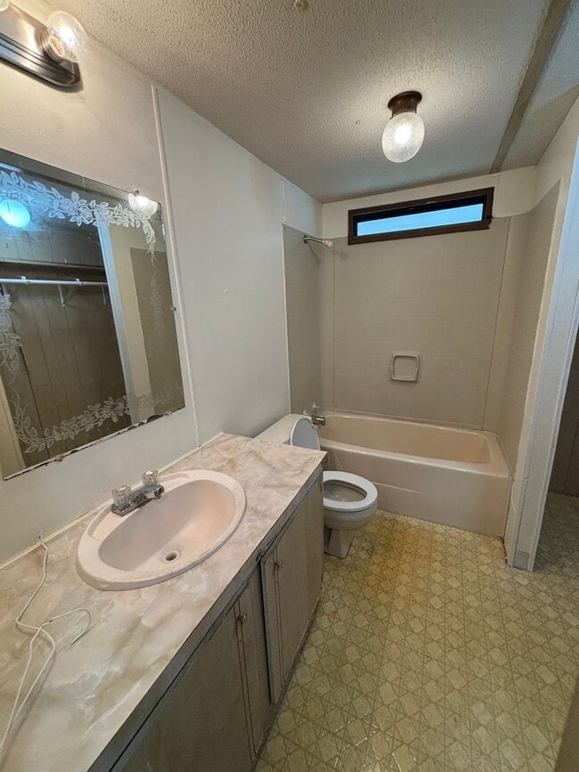 Building Photo - Two bedroom 2 bath mobile