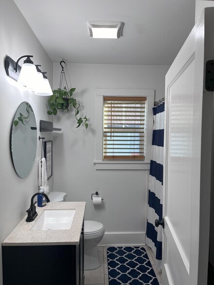 Full bathroom - 1115 N 2nd St