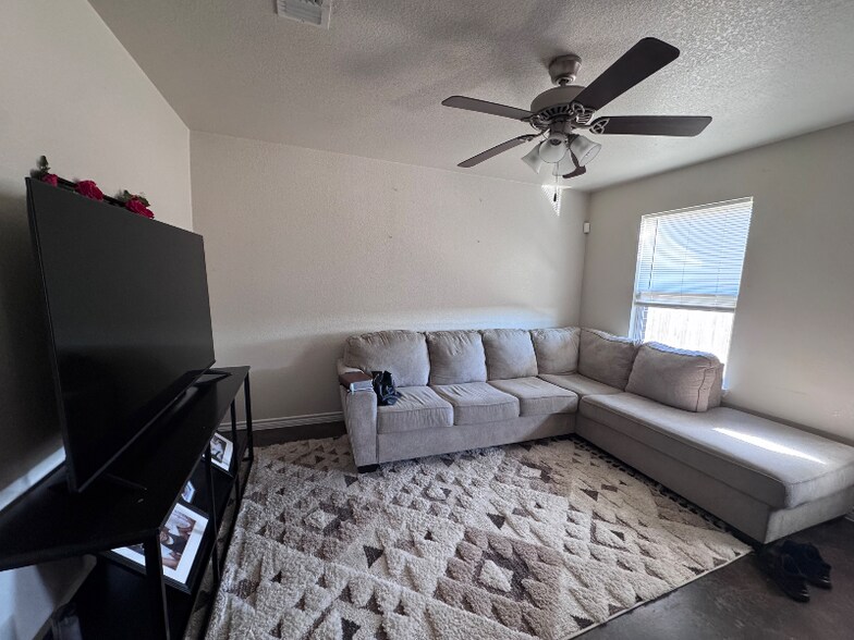 Building Photo - 1718 risen