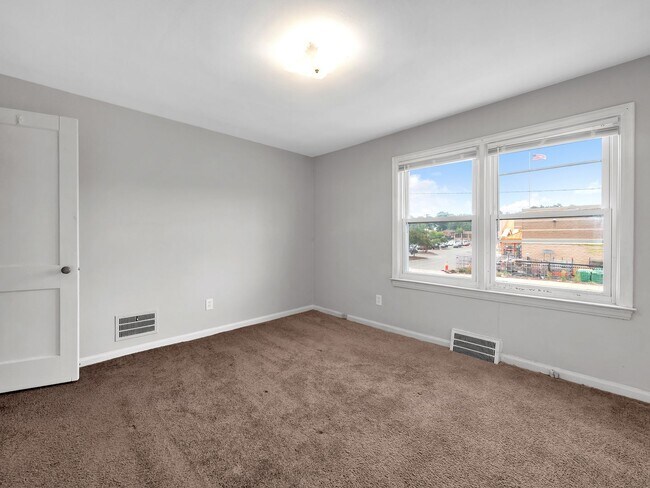 Building Photo - 18675 Meyers Rd