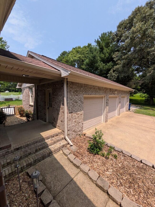 Building Photo - 102 Huntington Ridge Rd