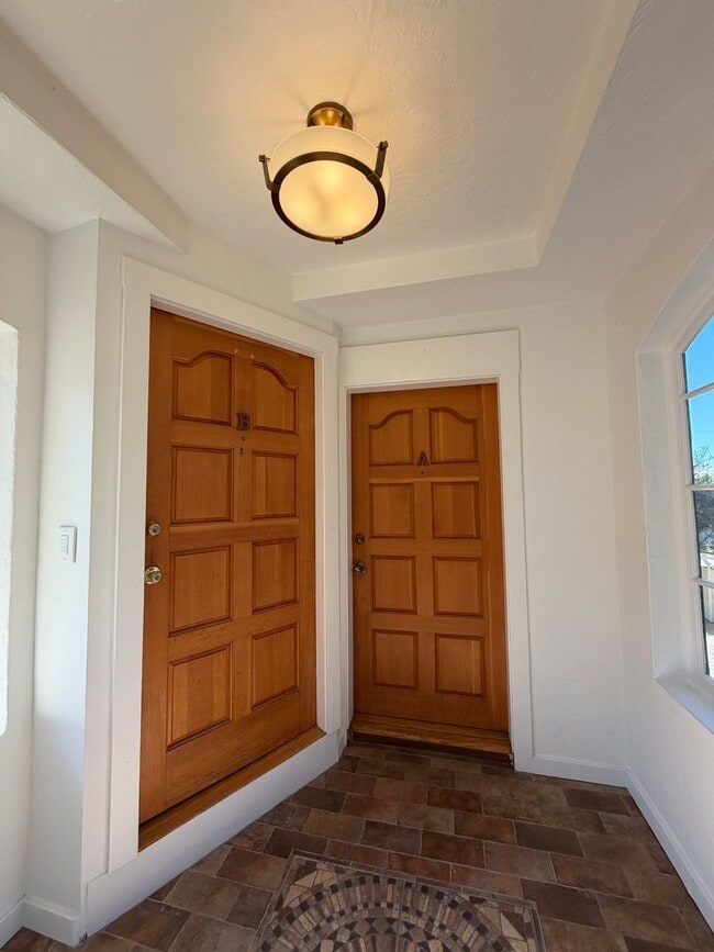 Building Photo - 879 E 28th St