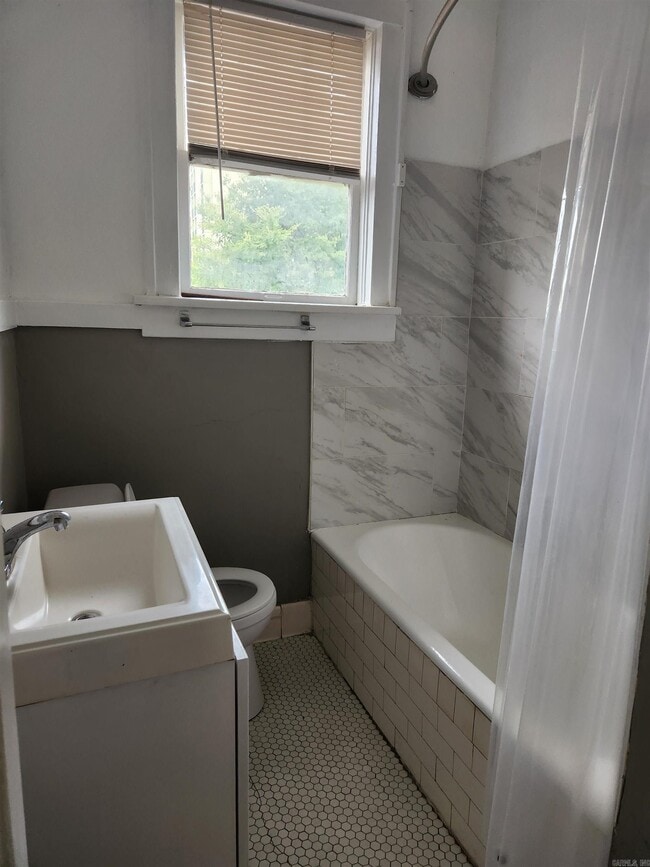 Building Photo - 408 E 9th St