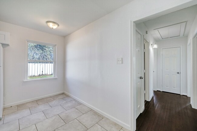 Building Photo - 2534 Roy Cir