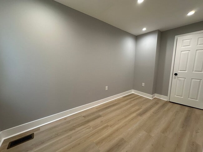 Building Photo - 2 bedrooms 1.5 bathroom House in South Phi...
