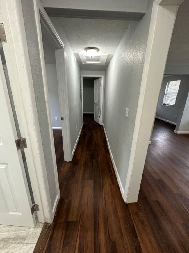 Building Photo - Renovated** Move in Ready** 3/2 Single Family home : Available Now!