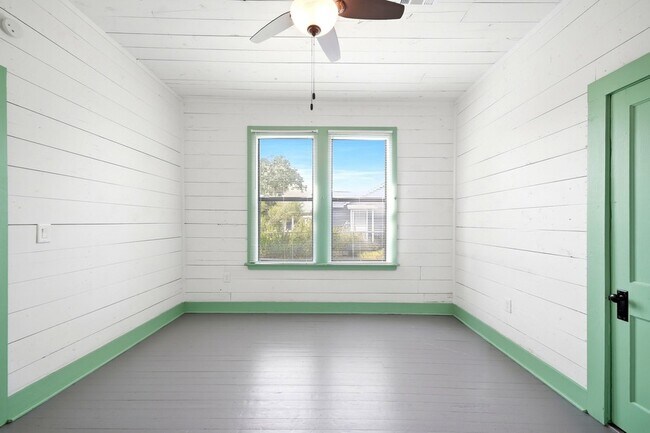 Building Photo - 313 S Blackwell St