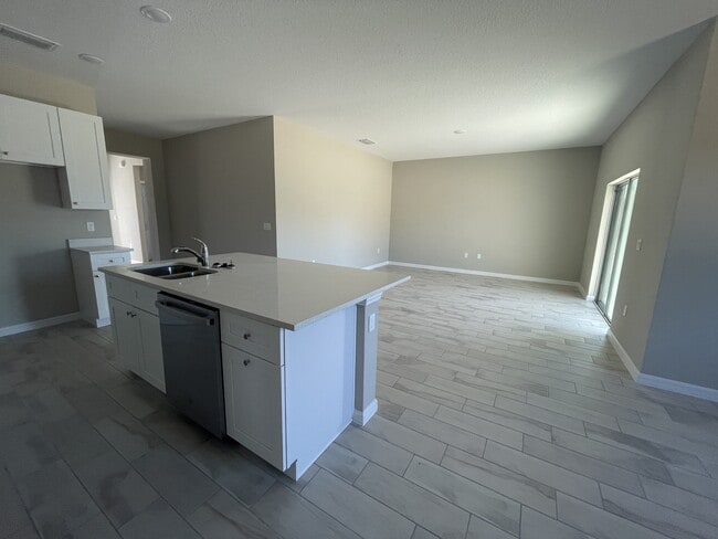 Building Photo - 73 Maple Dr