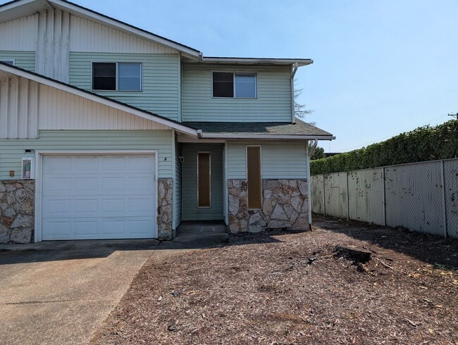 Building Photo - Great 2 bed/1.5 bath townhome in Springfield