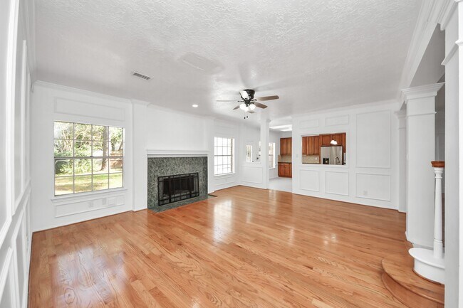 Building Photo - 15919 Lake Lodge Dr