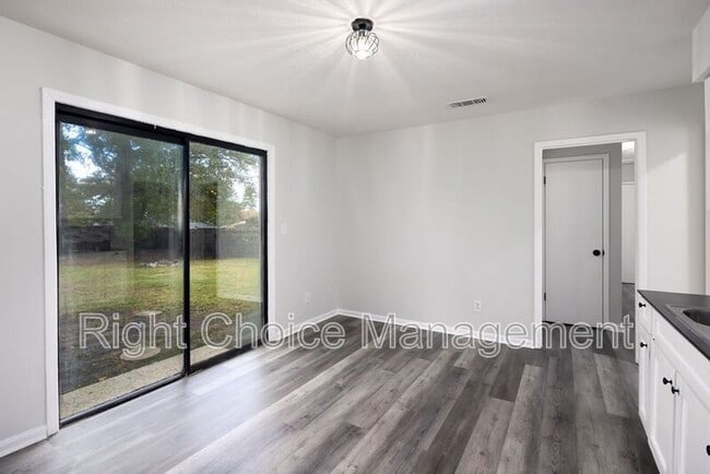 Building Photo - 2855 Viking Dr