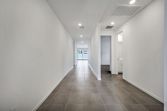 Building Photo - 3104 Bee Trl
