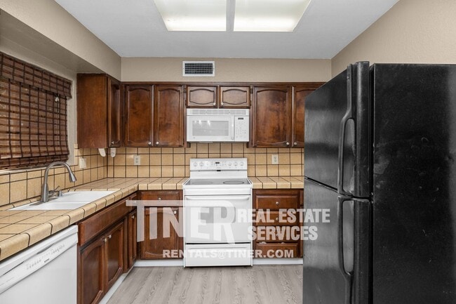 Building Photo - Darling 3 Bedroom Near Downtown - Location...
