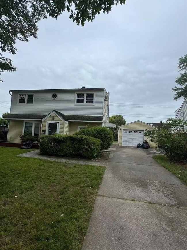 Primary Photo - 42 Hollyhock Rd