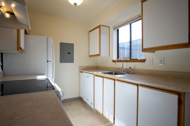 Building Photo - Updated Townhouse with Garage, Patio, DW, WD + FIREPLACE!!