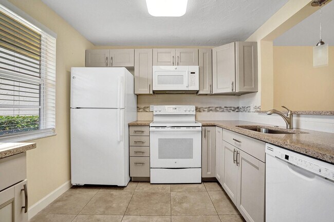 Building Photo - 301 SE 3rd St