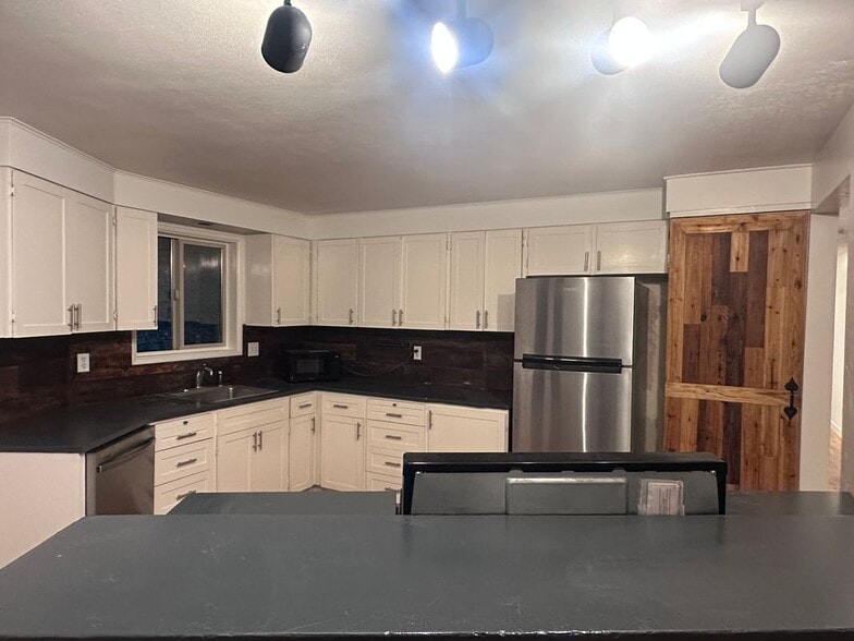 Building Photo - 610 Spencer Ct