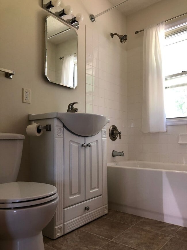 Building Photo - Spacious and Private 4-bed, 3-bath House in Desirable Highland Park Neighborhood of St. Paul!