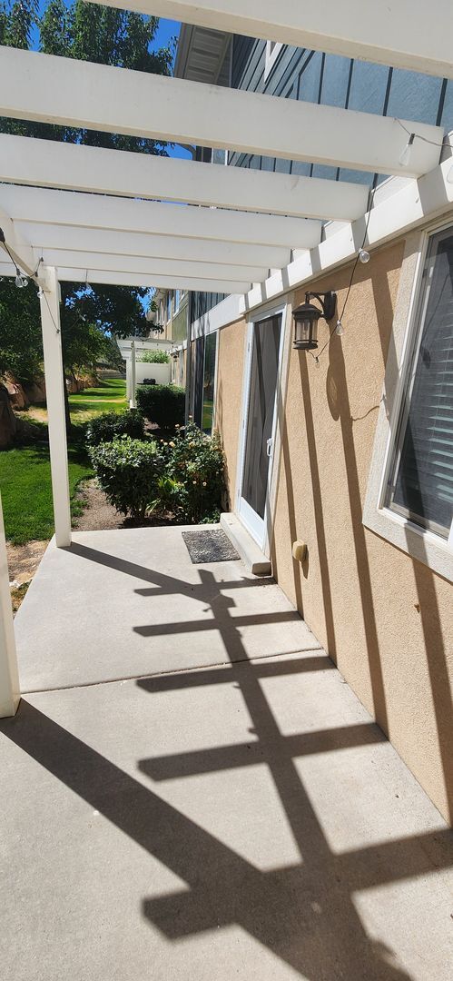 Building Photo - Luxury 3 Bedroom Plus Den in Sandy!