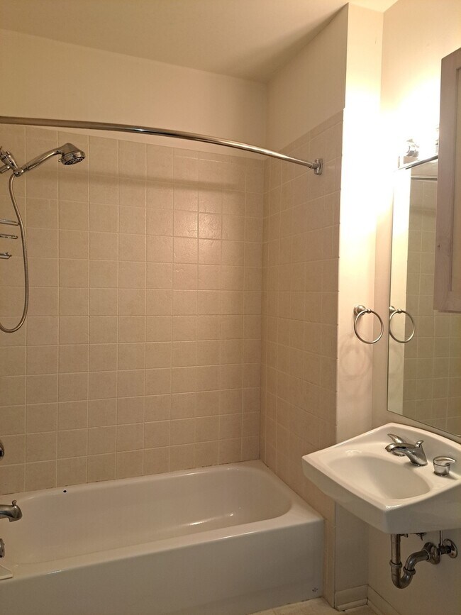 Building Photo - 915 S Oak Park Ave