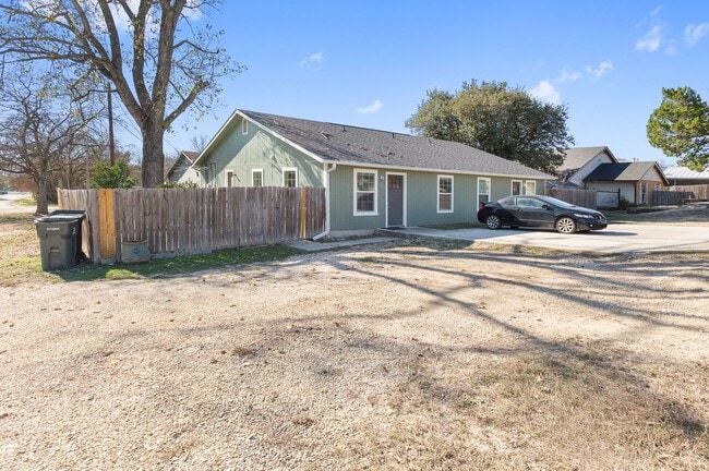 Building Photo - 903-903 Allen St