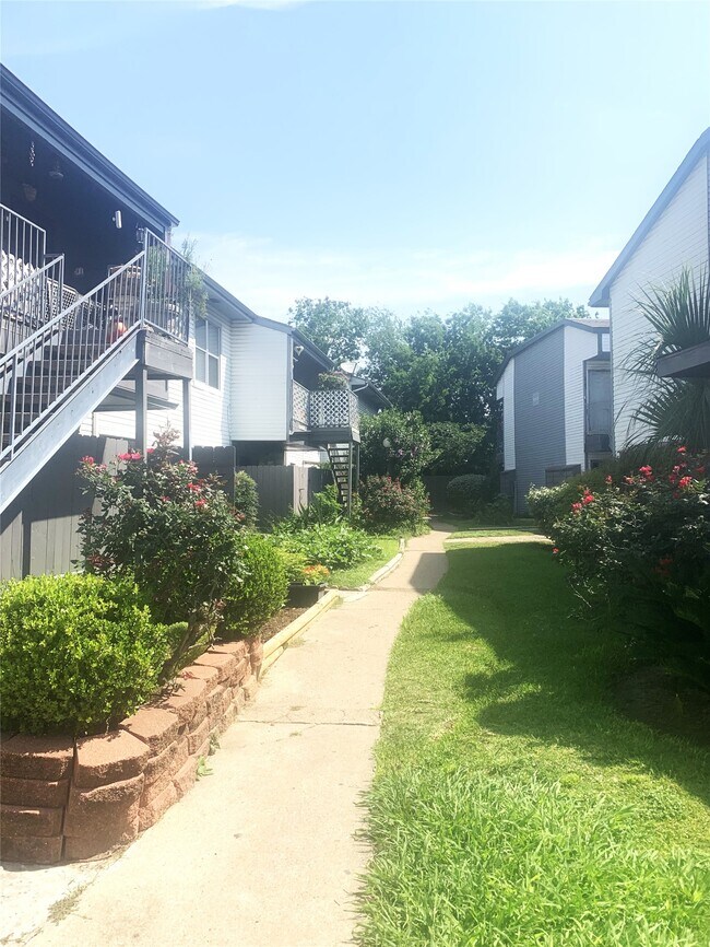 Building Photo - 7200 Clarewood Dr