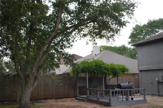Building Photo - 16707 Sussex Dr