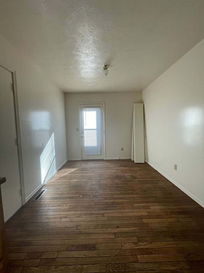 Building Photo - Southern Hills 3 Bedroom 2 Bath Duplex-New...