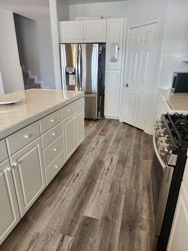 Building Photo - Gorgeous Home with 5 Bedrooms, 3 Baths, So...