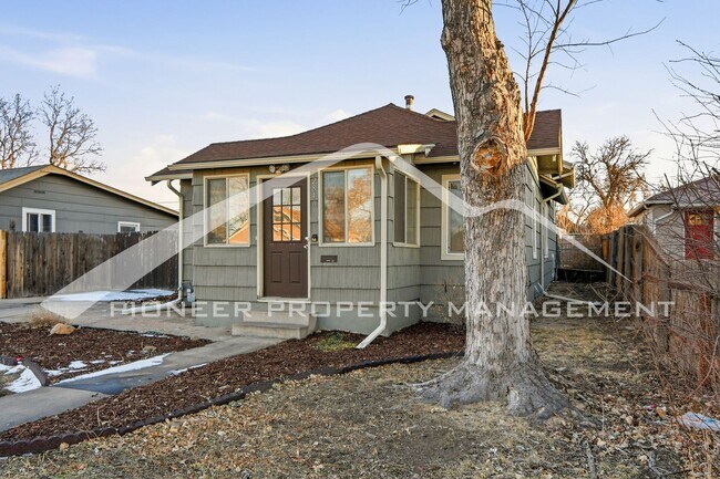 Building Photo - Charming Home with Central AC and Washer/Dryer