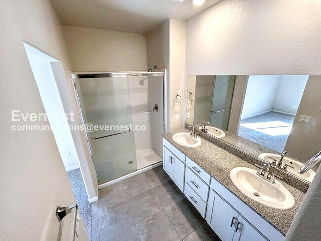 Building Photo - 3 Bed, 2 Bath Home with Fenced Yard & Garage / Available Now!