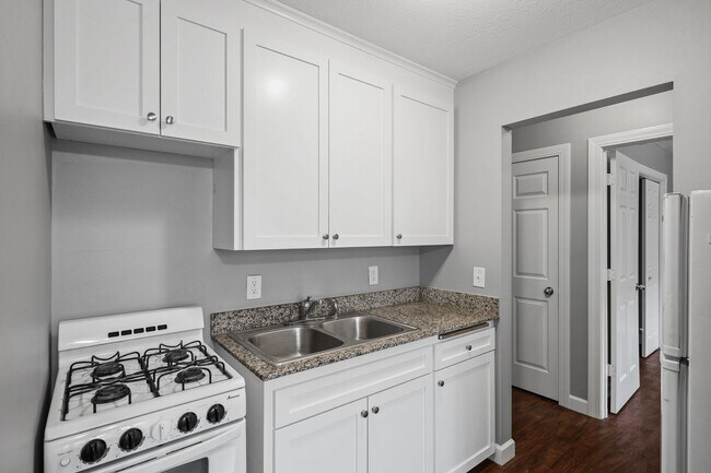 Building Photo - Spacious 1BR/1Bath apartment Available Ear...