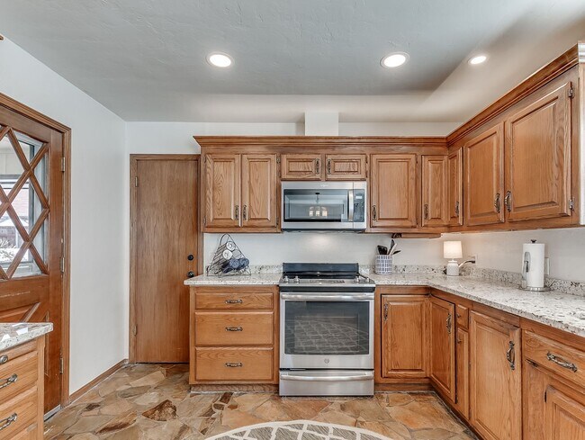 Building Photo - Fully Furnished Short Term Rental