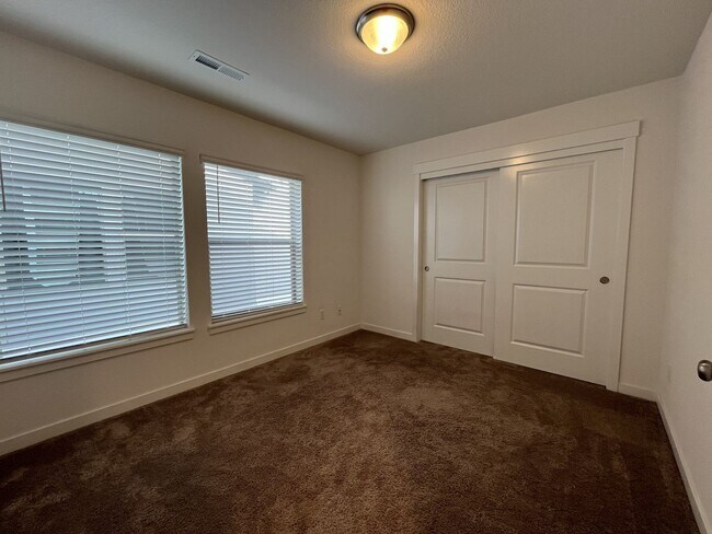 Building Photo - Gorgeous 3BR Home with Open Main Level & Large Primary Suite