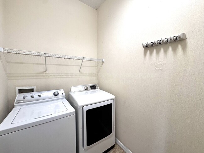 Building Photo - 1985 Estancia Cir