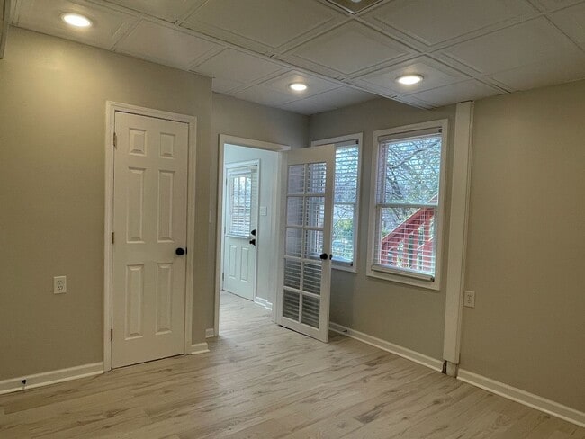 Building Photo - Private Basement Studio Apartment in Kirkwood.