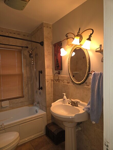 Building Photo - 11512 Ashbury Ave