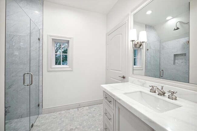 Building Photo - 2214 Bartlett St