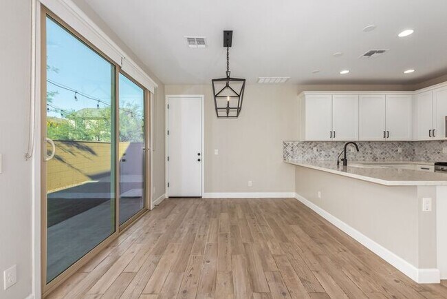 Building Photo - Rare end lot!