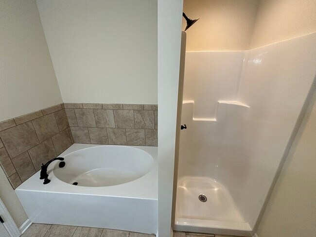 Building Photo - White House townhome available with 1 car ...