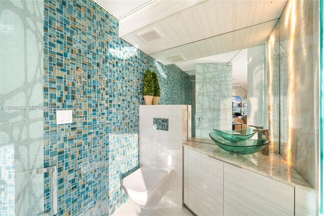 Building Photo - 1701 Sunset Harbour Dr