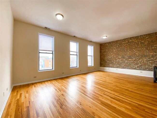 Building Photo - 1509 W Fullerton Ave
