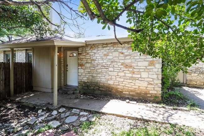 Building Photo - Rare Hill Country Gem | Upgraded Duplex on a Quiet Cul-de-Sac