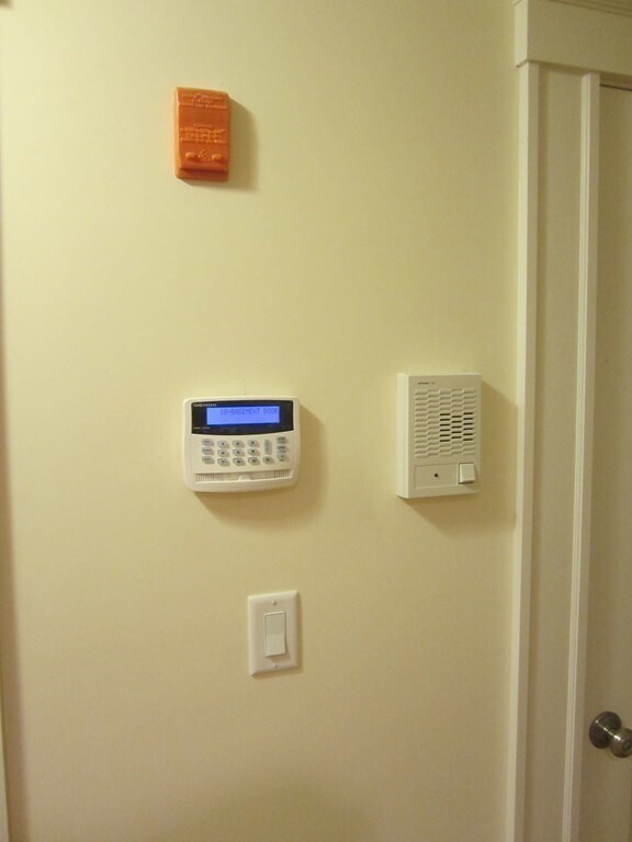 Building Photo - 6 Centre St