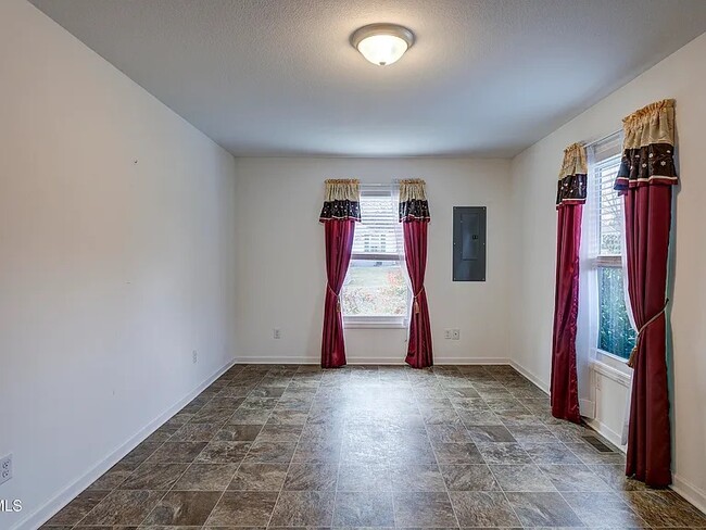 Building Photo - 2 Bed, 1 Bath - Home