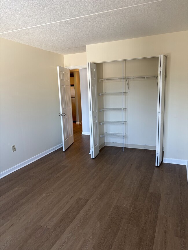 Bedroom/Closet - 100 Ledgewood Dr