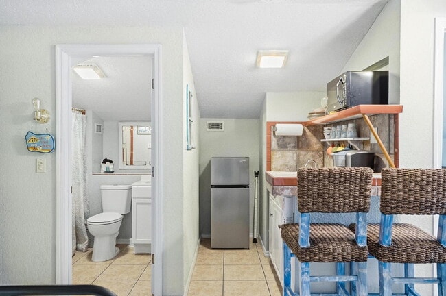 Building Photo - "Cozy & Efficient 1-Bedroom Retreat Steps ...