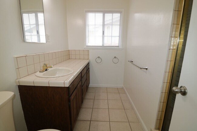 Building Photo - 4/Bedroom  Home for Lease in West Hills!