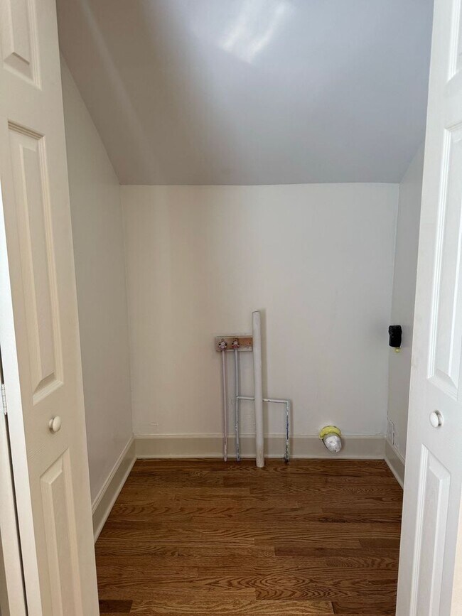 Building Photo - Just Remodeled! Conveniently located 3bdr/...