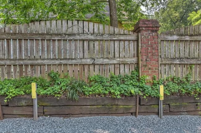 Building Photo - 518 Lamar Ave